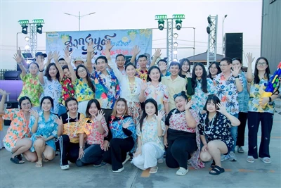 Eine First-Person-Perspektive des Maytree Songkran Festivals – die Szene war ...