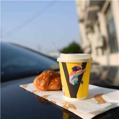 Recycelbare Einwegbecher mit wässriger Beschichtung