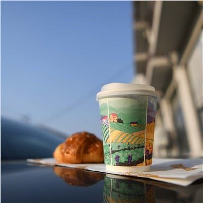 Recycelbare Pappbecher mit Beschichtung auf Wasserbasis